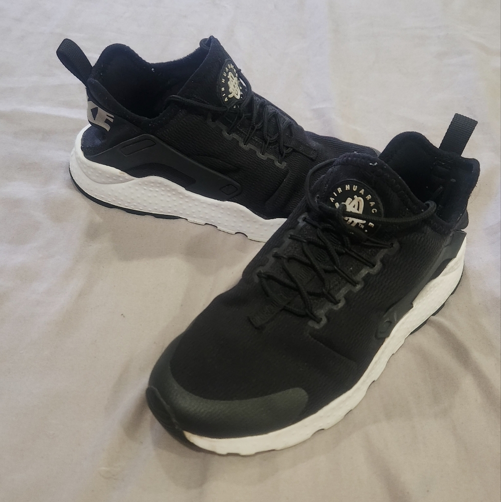 Nike Air Huarache Run Black and White Sneakers Sz 6.5